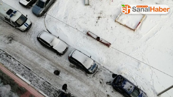 Rusya'da 17. katta buz tutan balkondan kayarak düşen çocuk öldü