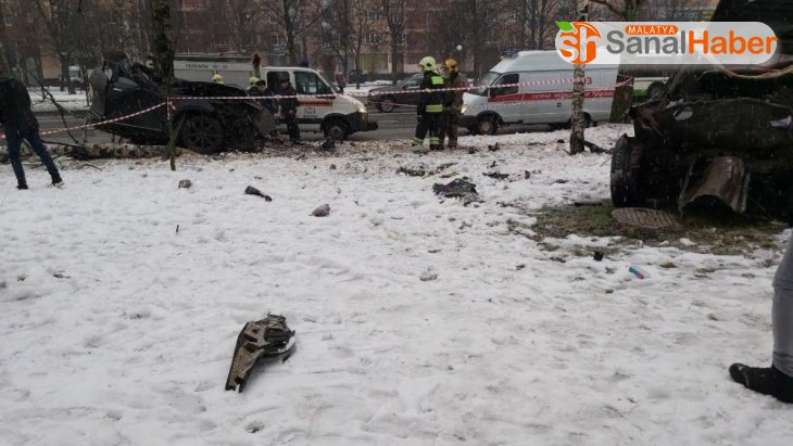 Rusya'da ağaçlara çarpan araç ikiye bölündü: 2 ölü