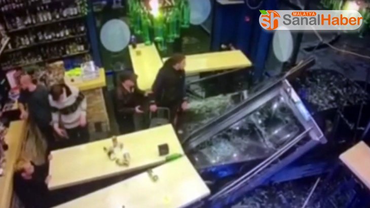 Rusya'da bir otomobil kafede oturanların arasına daldı
