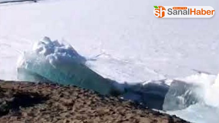 Rusya'da denizdeki buzullar sahile vurdu