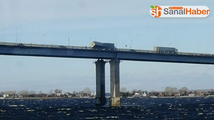 Rusya'da fırtına köprü üstündeki tırı yan yatırdı