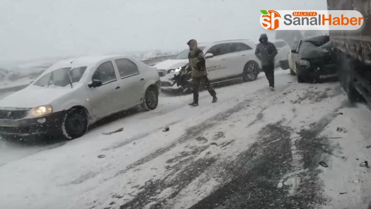 Rusya'da kar fırtınası nedeniyle 20 araç birbirine girdi
