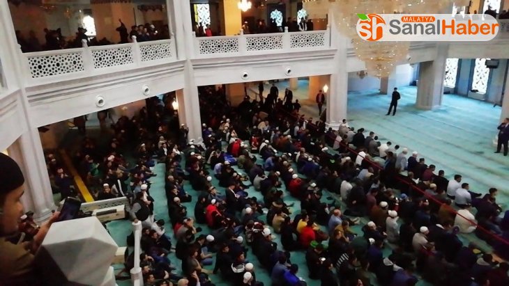Rusya'da müslümanlar Kurban Bayramı'nda camilere sığmadı