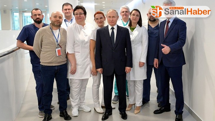 Rusya lideri Putin'den koruyucu tulum ve maskeyle hastaneye ziyaret
