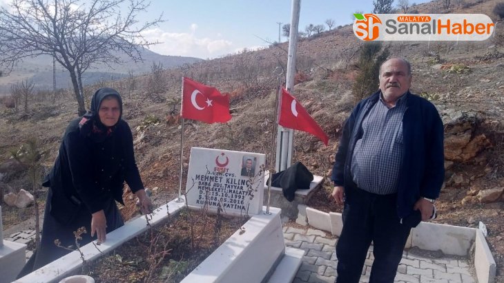 Şehit mezarındaki Türk Bayrağı'na Jandarma hassasiyeti