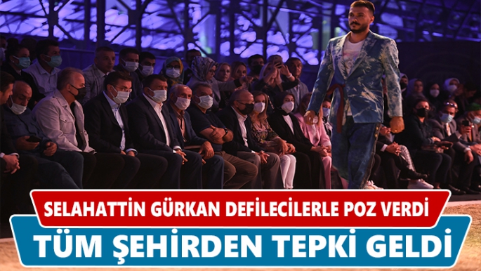 Selahattin Gürkan defilecilerle poz verdi