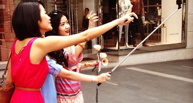 Disneyland selfie çubuğunu yasaklıyor!