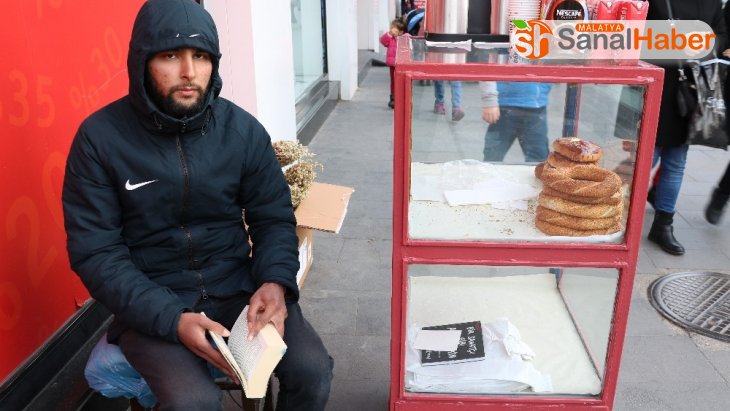 Simit satarak kitap okuyor