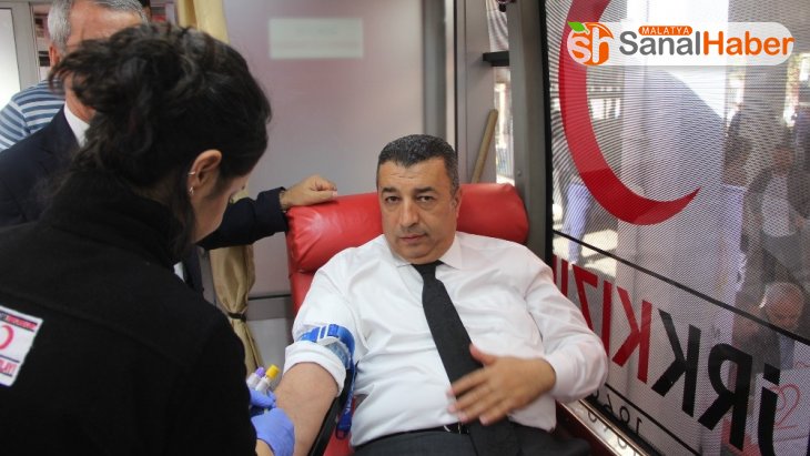Şire Pazarı esnafı Kızılay'a kan bağışında bulundu