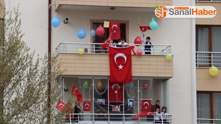 Sivas'ta 23 Nisan balkonlarda kutlandı