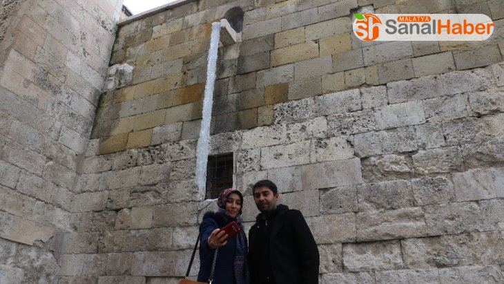 Sivas'ta buz sarkıtları 3 metreye ulaştı