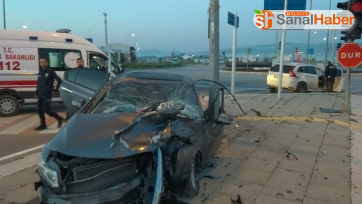 Sivas'ta ciple otomobil çarpıştı: 4 yaralı