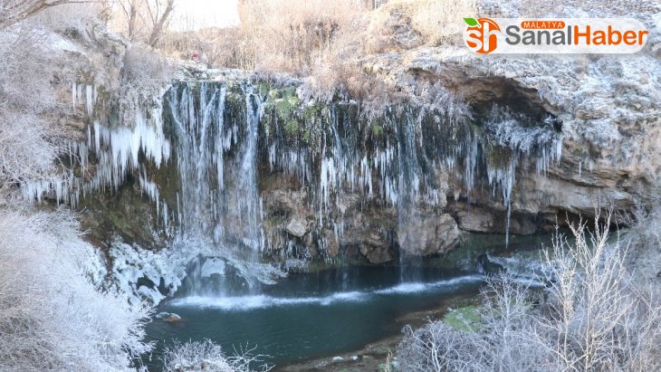 Sivas'ta gölet ve şelaleler buz tuttu