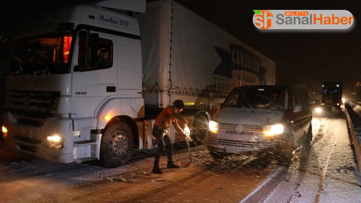 Sivas'ta kar yağışı sürücülere zor anlar yaşattı