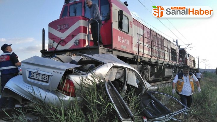 Sivas'ta lokomotif ile otomobil çarpıştı: 1 ölü, 2 yaralı