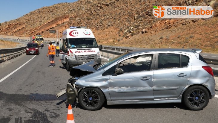 Sivas'ta otomobil bariyerlere çarptı: 3 yaralı