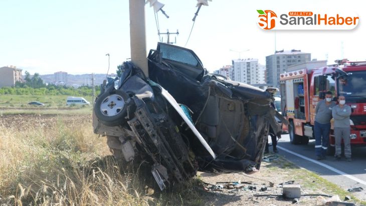Sivas'ta otomobil elektrik direğine saplandı: 1 ölü