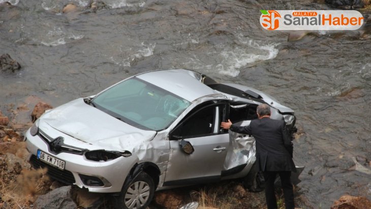 Sivas'ta otomobil ırmağa uçtu: 2 yaralı
