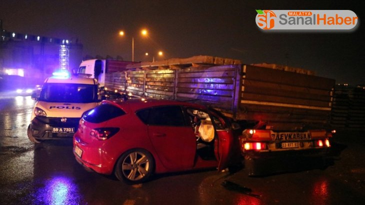 Sivas'ta otomobil tırın altına girdi: 4 yaralı