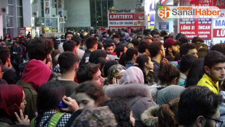 Sivas'ta tatili duyan öğrenciler bilet satış noktalarına akın etti