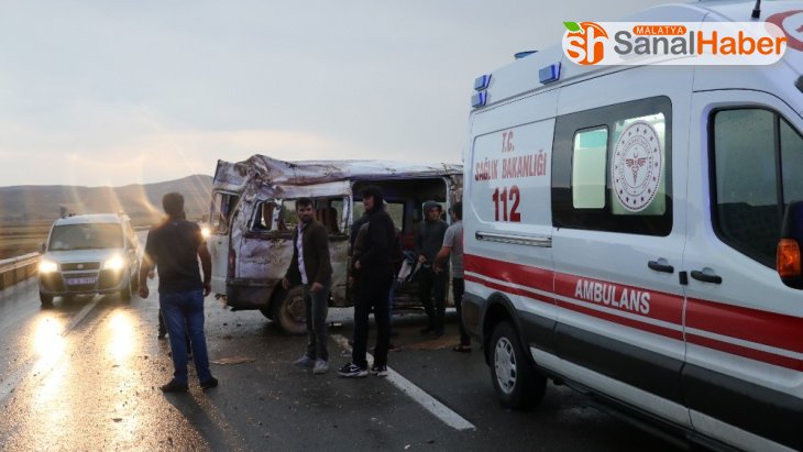 Sivas'ta trafik kazası: 8 yaralı