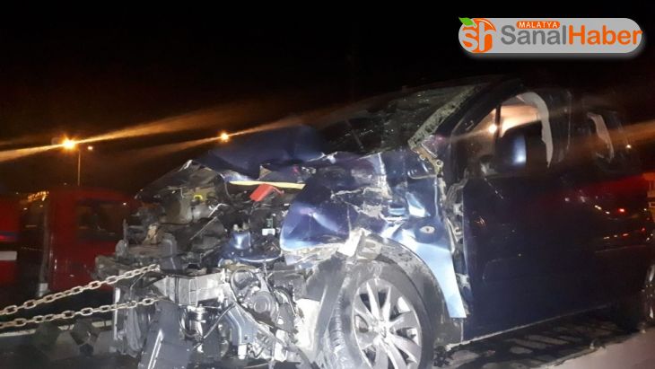 Sivas'ta yolcu otobüsüyle hafif ticari araç çarpıştı: 6 yaralı