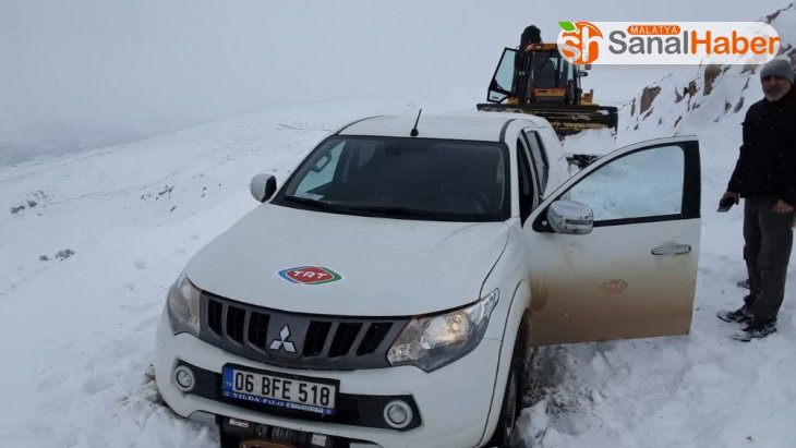 Sivas'ta yolda mahsur kalan teknik ekip, 3 saatlik çalışmayla kurtarıldı