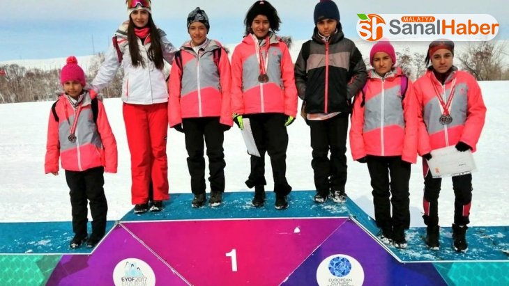 Sivaslı kayakçılar Türkiye 3.'sü oldu
