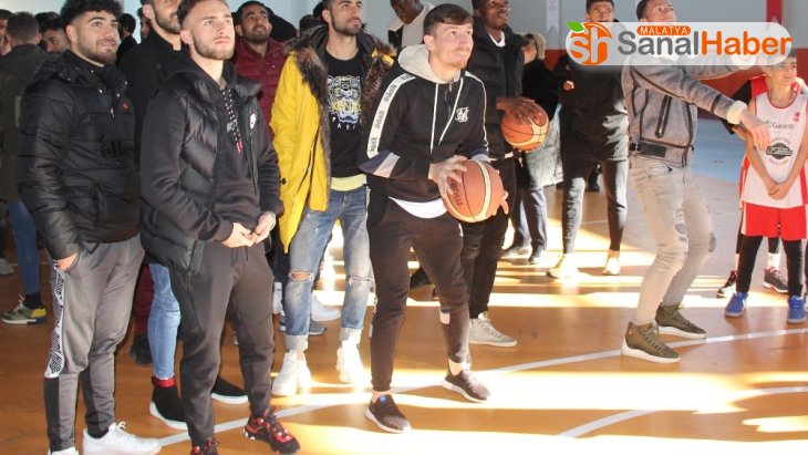 Sivassporlu futbolcular basketbol oynadı