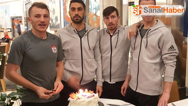 Sivassporlu futbolculara sürpriz doğum günü kutlaması