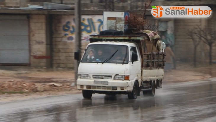 Siviller hayatta kalmak için İdlib'den kaçmaya devam ediyor
