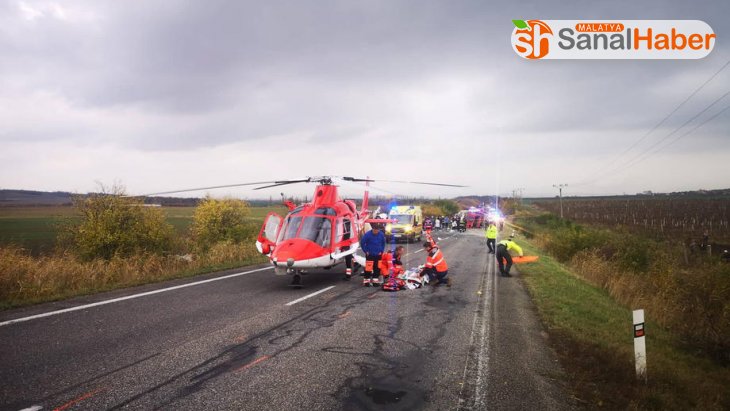 Slovakya'da yolcu otobüsü ile kamyon çarpıştı: 12 ölü, 17 yaralı