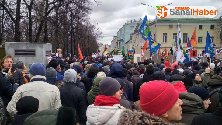 Sokağa inen binlerce protestocu Putin'in istifasını istedi