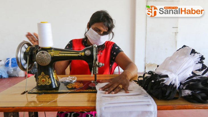 Sri Lanka'da gönüllüler maske üretti