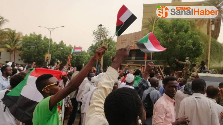 Sudan'da geçici hükümet protesto edildi: 'Yabancı sömürgeciliğine hayır'