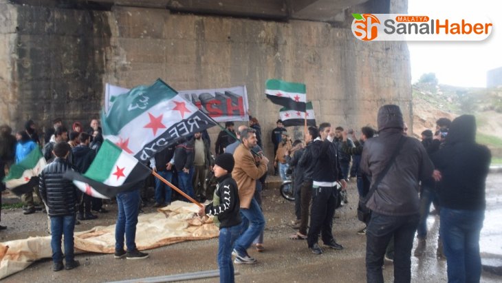 Suriyeliler M4 karayolunda devriye atan Rus askerlerini protesto etti