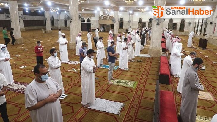 Suudi Arabistan'da sokağa çıkma yasağı sona erdi, Mekke'de 3 ay sonra ilk namaz kılındı