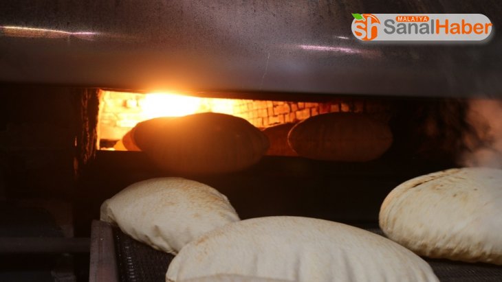 Tel Abyad'da fırından çıkan ekmekler halka bedava dağıtılıyor