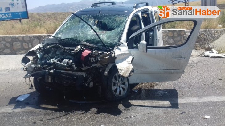 Ticari araç sürücüsü kontrolünü kaybetti duvara çarptı: 1 ölü, 4 yaralı