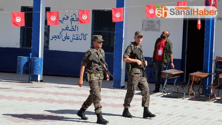 Tunus cumhurbaşkanlığı seçiminde ikinci tur için sandık başında