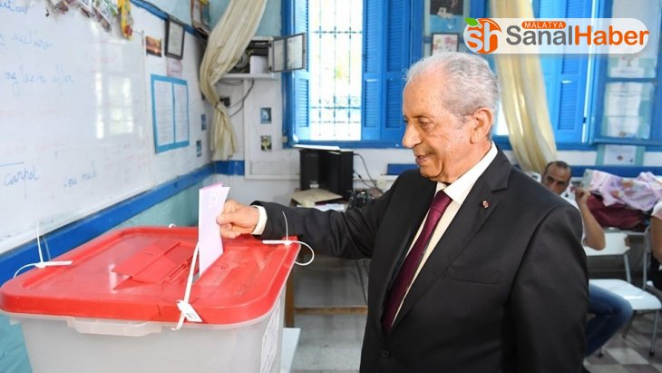 Tunus geçici Cumhurbaşkanı Muhammed El Nasır oyunu kullandı