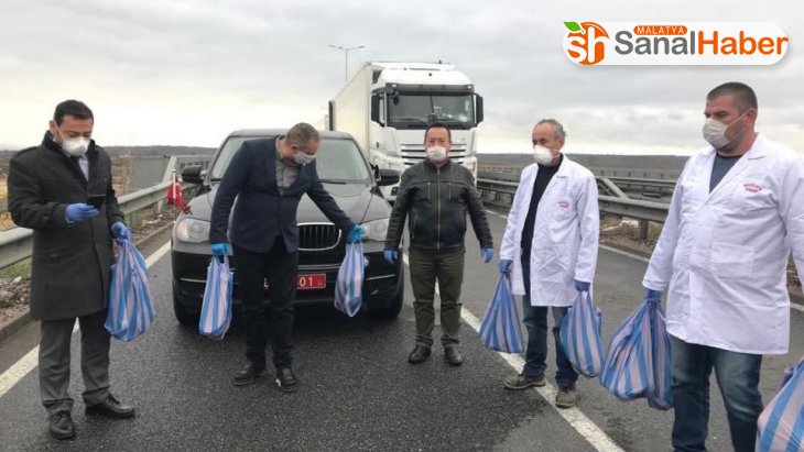 Türkiye'nin Sofya Büyükelçiliğinden tır şoförlerine yardım