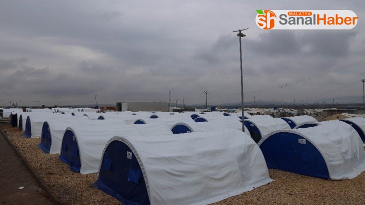 Türkiye sınırı yakınlarına göç eden sivillere yardım eli