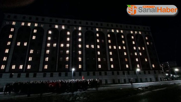 Üniversitelilerden Mehmetçik'e destek: Oda ışıklarıyla  'Bahar' ve 'TSK' yazdılar