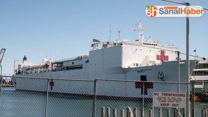 USNS Mercy yüzen hastane gemisi, Los Angeles Limanı'na geldi