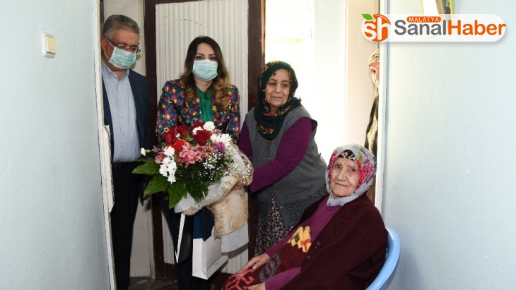 Vali Pekmez'den 103 yaşındaki kadına Anneler Günü kutlaması