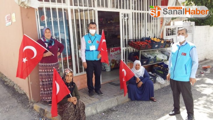Vefa Sosyal Destek Grubu Adıyaman'da Türk Bayrağı dağıttı