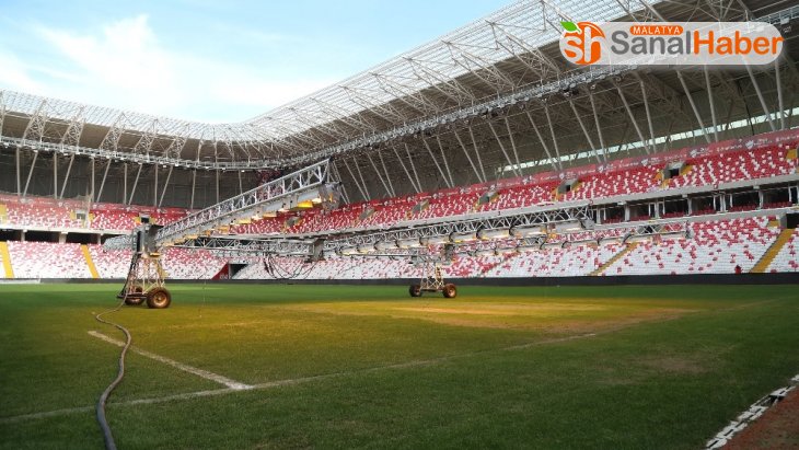 Yeni 4 Eylül Stadyumu çimleri bakıma alındı