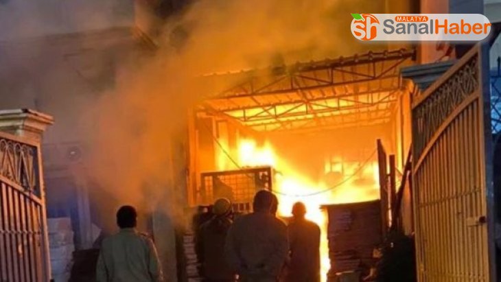 Yeni Delhi'de kağıt fabrikasında yangın: 1 ölü