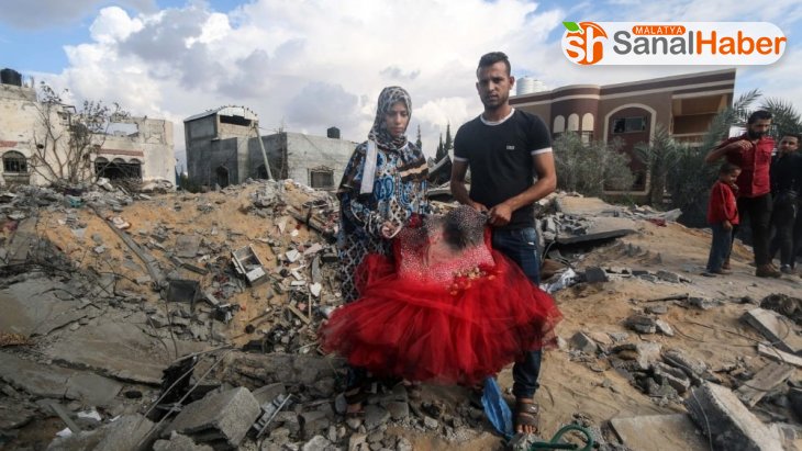 Yeni evlenen Filistinli çift, İsrail'in saldırısında evsiz kaldı